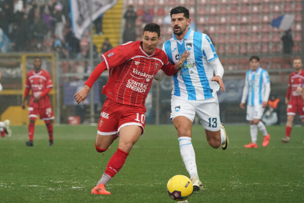 IPA53371634 - ryder matos (n.10 perugia calcio) v riccardo brosco (n13 delfino pescara 1936)  during  Perugia vs Pescara, Italian football Serie C match in Perugia, Italy, January 26 2025
